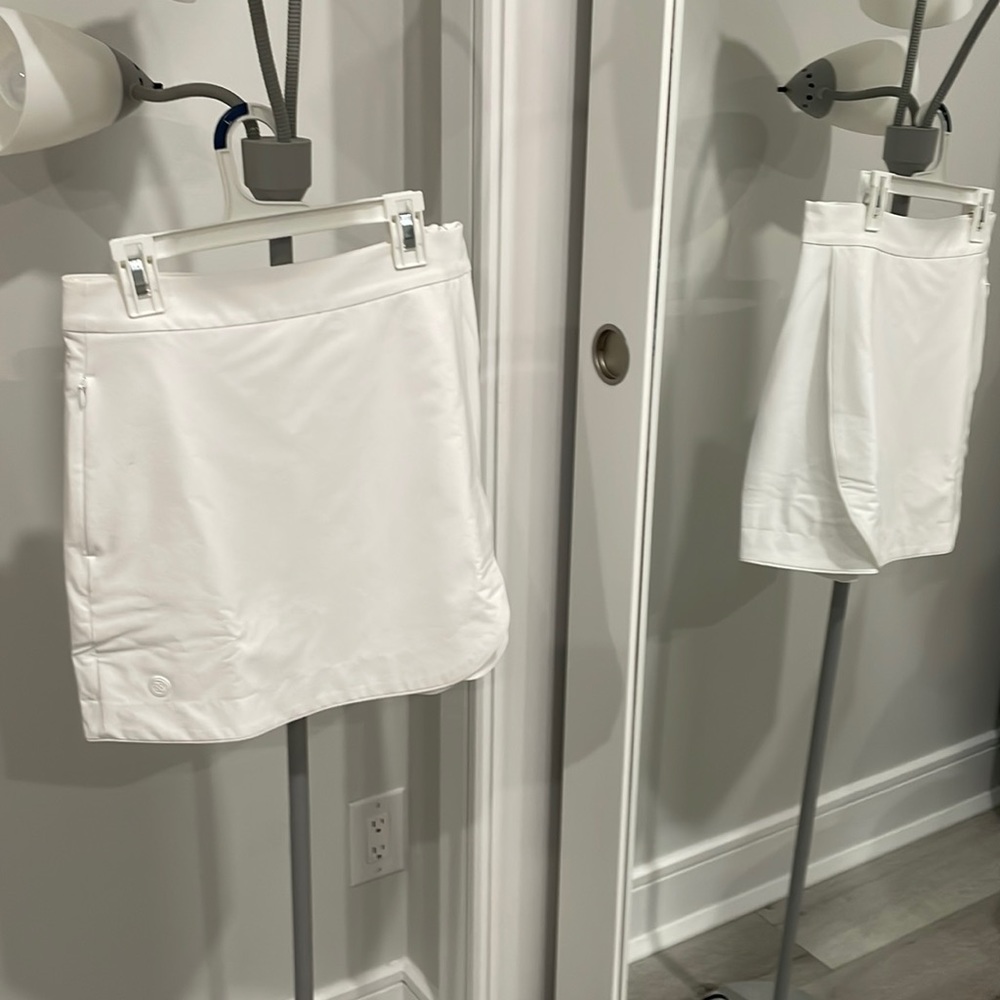 G/FORE white wine s tennis skort , size 2